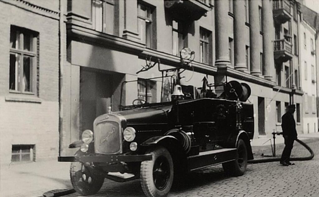 1929.gads. Ugunsdzēsēju mašīna Strēlnieku ielā