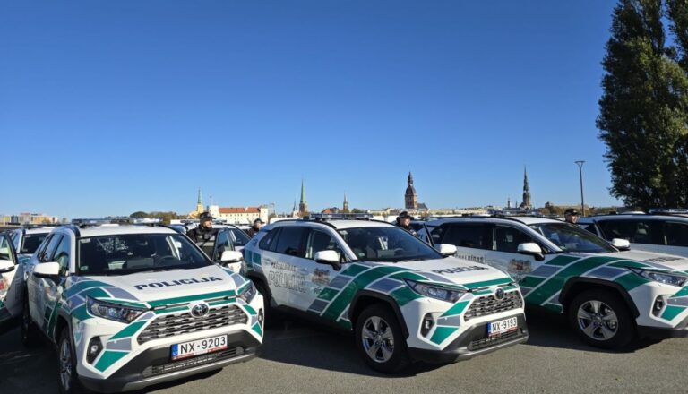 Rīgas pašvaldības policijas autoparku papildinājušas 22 jaunas automašīnas “Toyota RAV4”