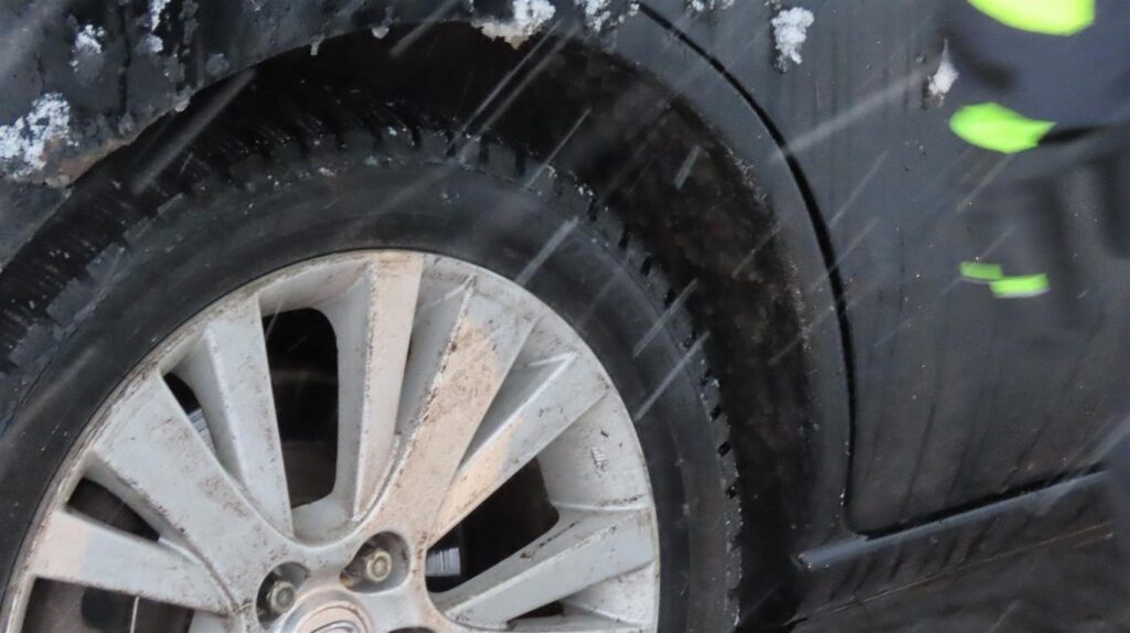 Negaidīt 1. decembri. Eksperti aicina laikus mainīt auto riepas