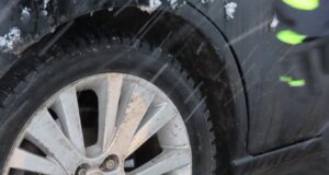 Negaidīt 1. decembri. Eksperti aicina laikus mainīt auto riepas