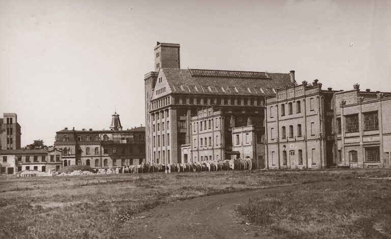 VEF rūpnīcas teritorijā. 1930. gadu sākums.