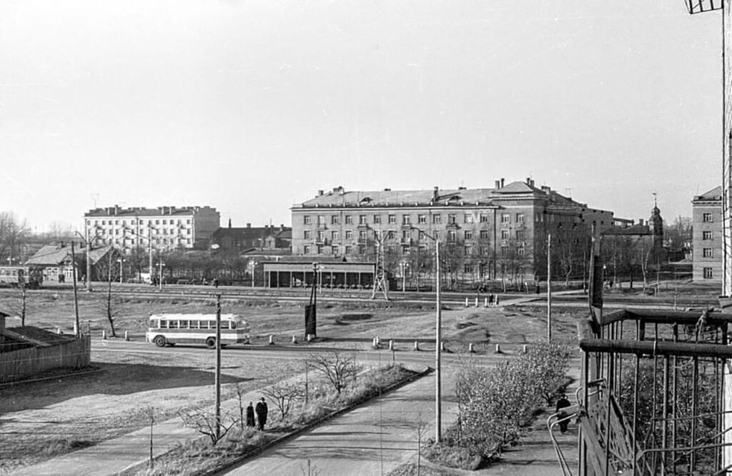 Skats uz Viestura prospektu un Mangaļu dzelzceļa staciju. 1950. gadi.