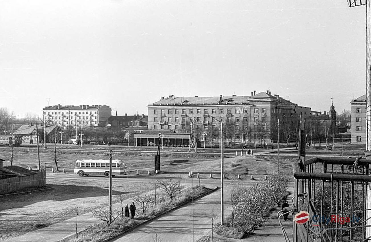 Skats uz Viestura prospektu un Mangaļu dzelzceļa staciju. 1950. gadi.
