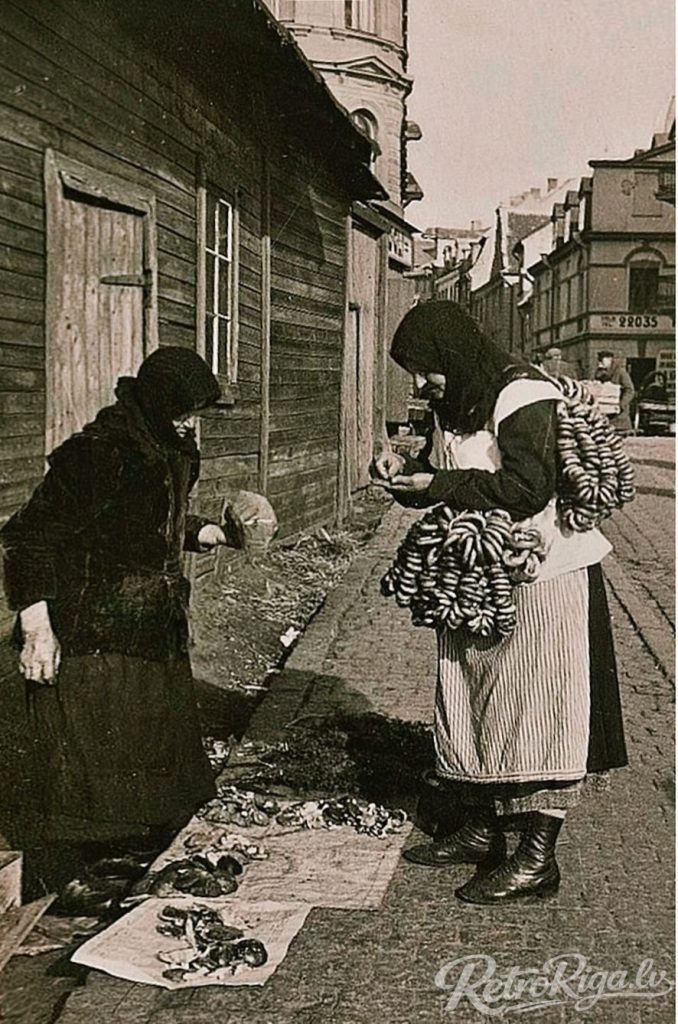 1920 gads . Tirgus krastmalā