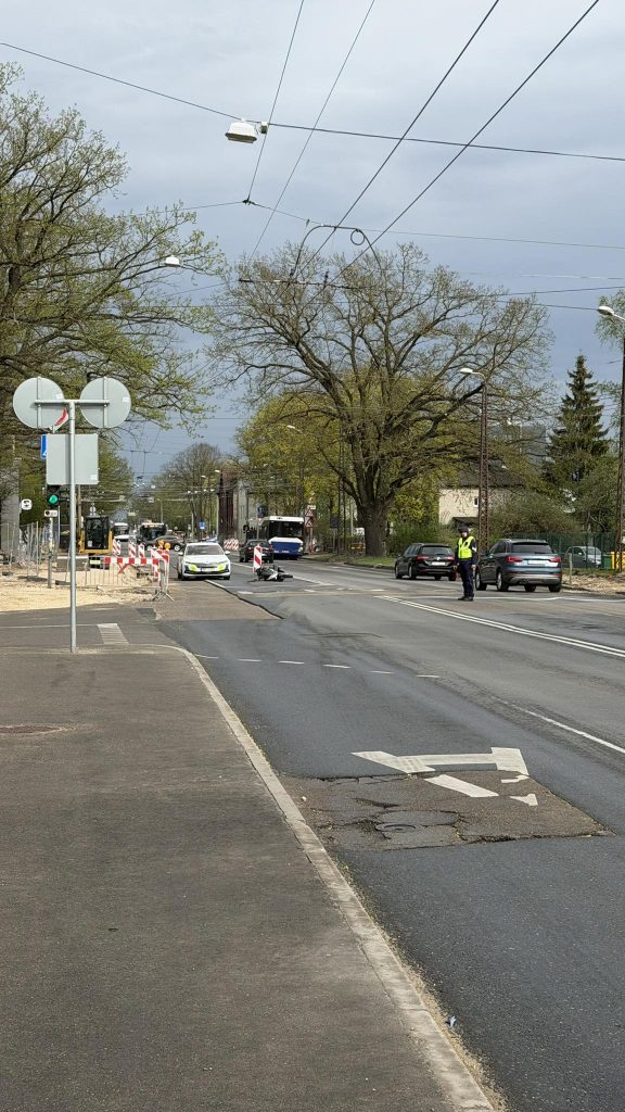 Uz Deglava ielas ceļu satiksmes negadījumā cietis motociklists