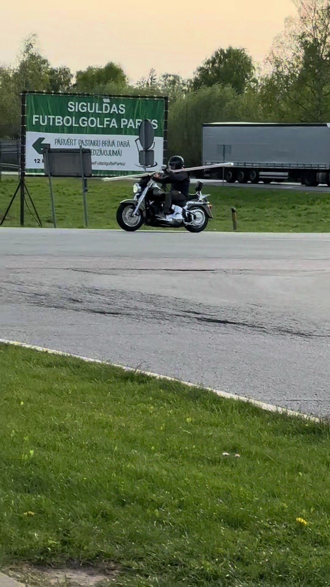 Kad motocikls satiek kravas auto