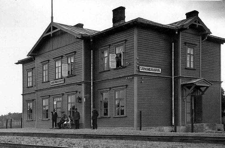 1926. gads. Dzelzceļa stacijas “Sarkandaugava” ēka Rīgā.