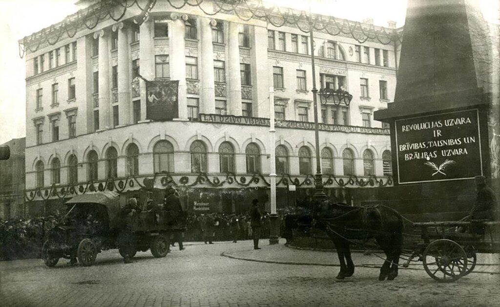 1919. gads. Uzvaras obelisks Elizabetes un Brīvības ielas krustojumā