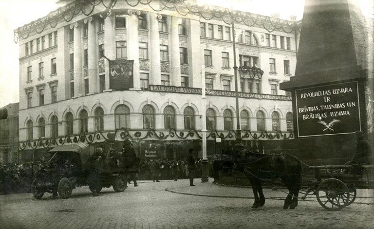 1919. gads. Uzvaras obelisks Elizabetes un Brīvības ielas krustojumā