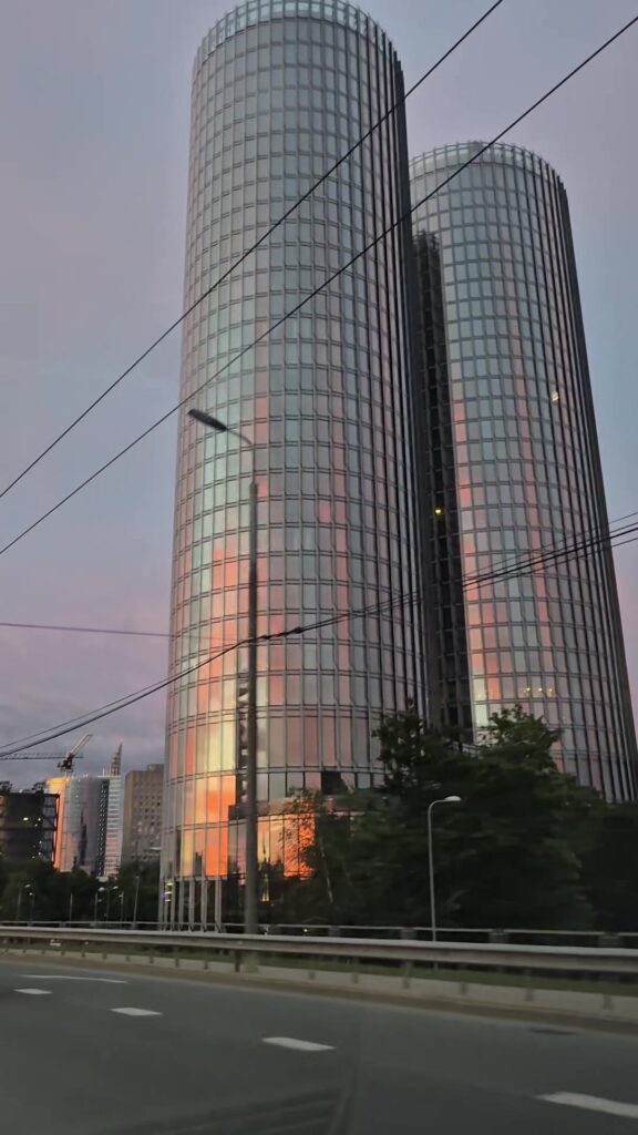 Galvaspilsēta vasaras vakarā.