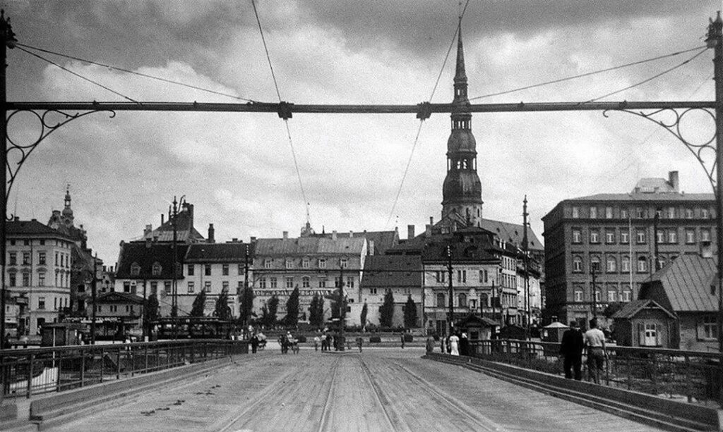 Skats uz Rīgu no pontonu tilta. 20. gadsimta 30. gadi.