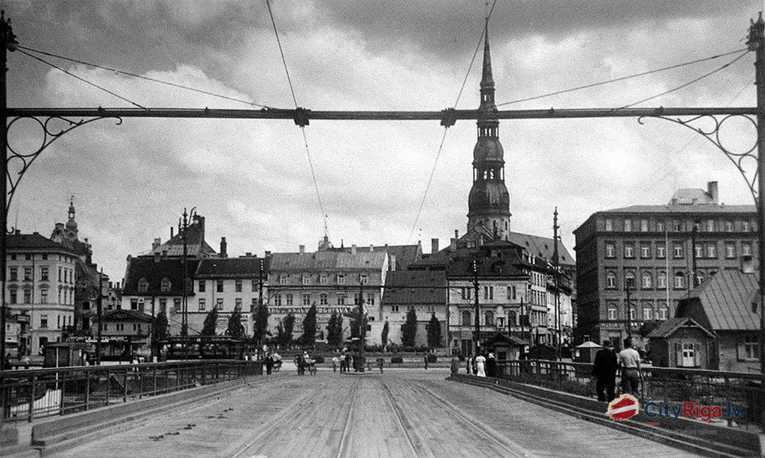 Skats uz Rīgu no pontonu tilta. 20. gadsimta 30. gadi.