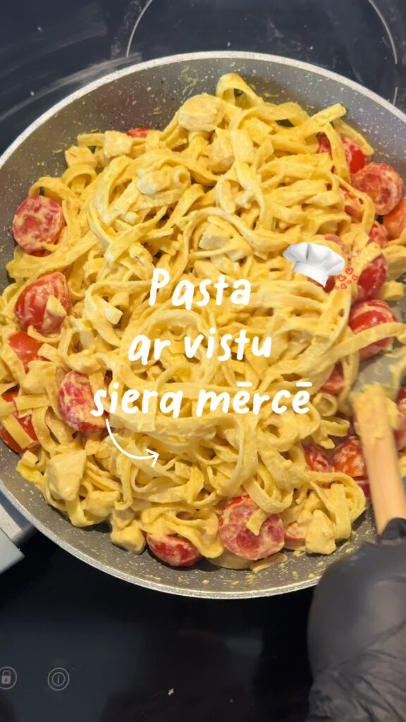 Pasta ar vistu siera mērcē