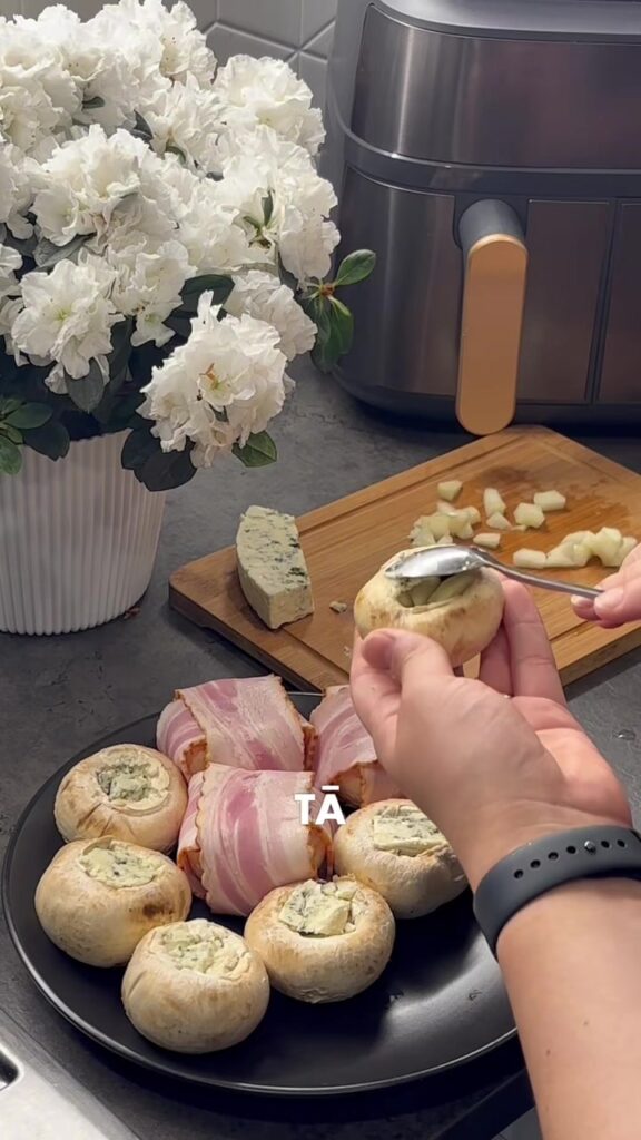 Pildītas šampinjonas ar bumbieri, zilo sieru un bekonu