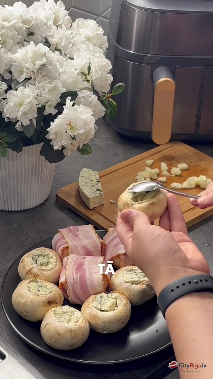 Pildītas šampinjonas ar bumbieri, zilo sieru un bekonu