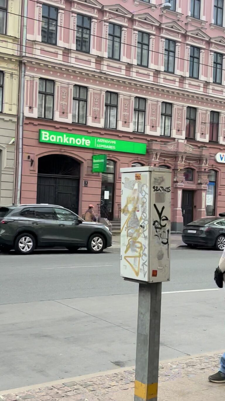 Pusdienas Merķeļa ielā