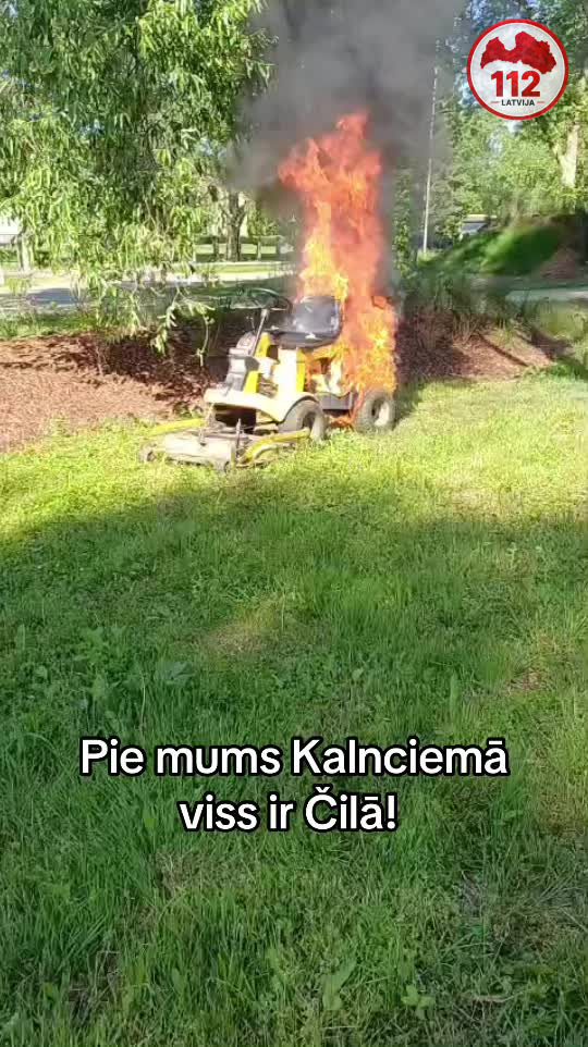 Kad zāles pļaušana pēkšņi pārvēršas par ugunsshow