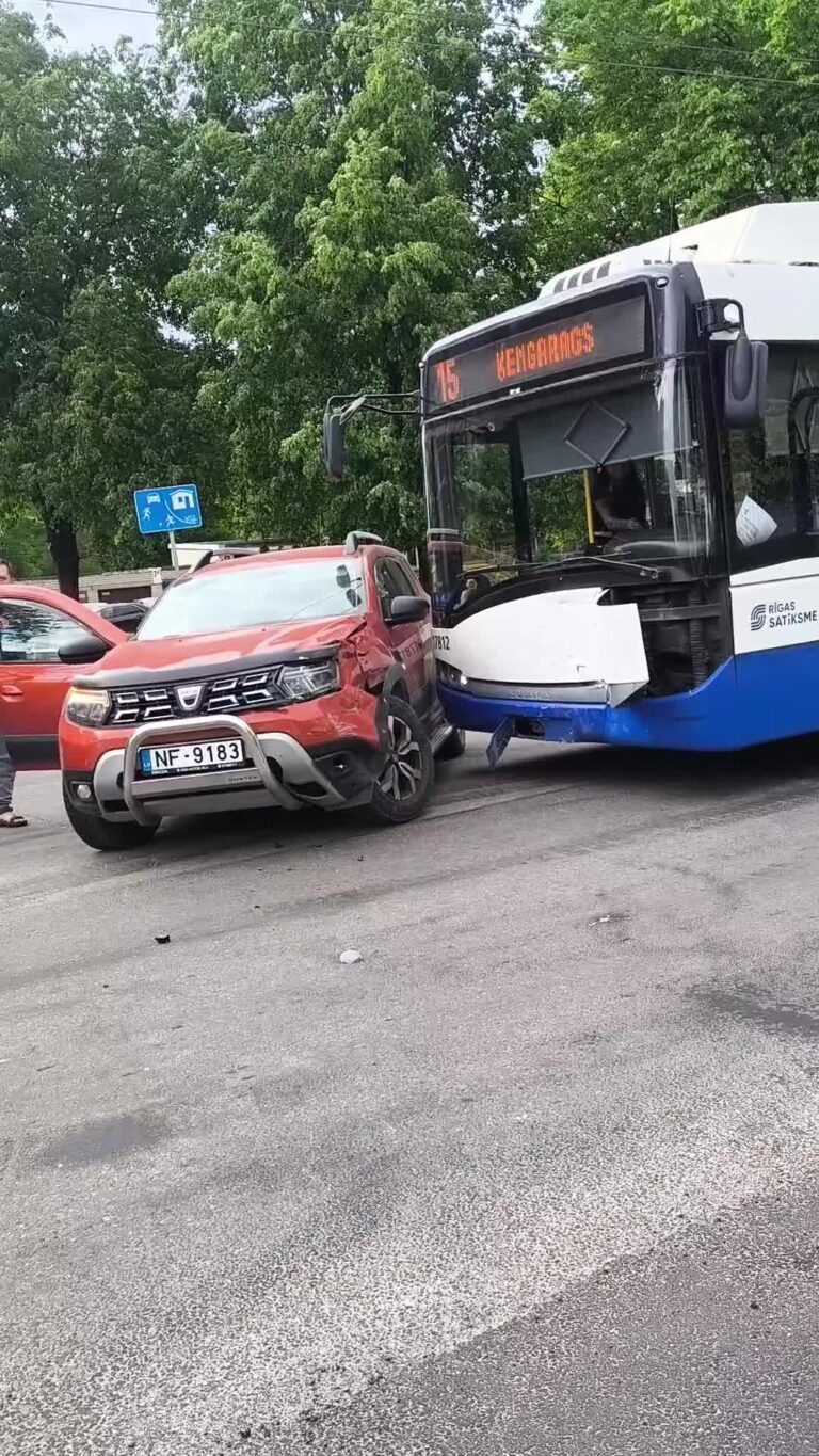 Sadursme starp vieglo auto un trolejbusu Rīgā