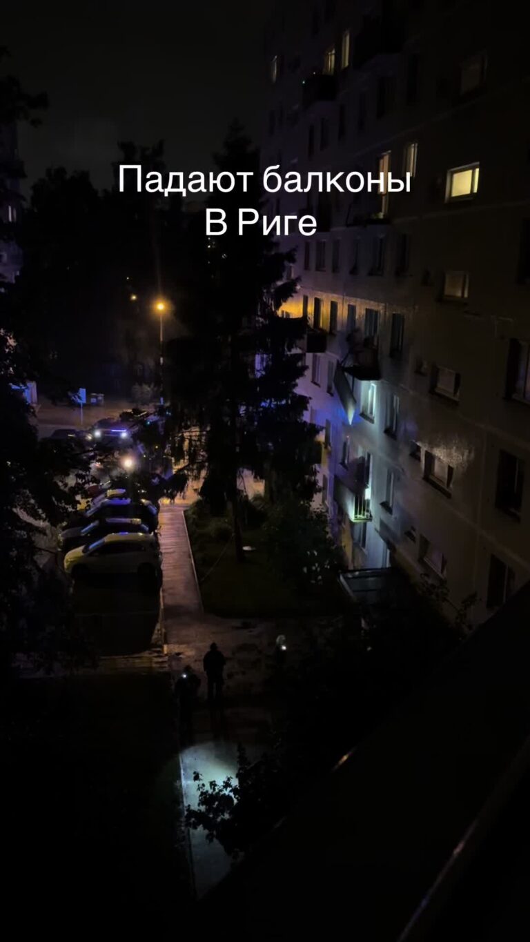 Purvciemā no daudzdzīvokļu mājas nokritis balkons