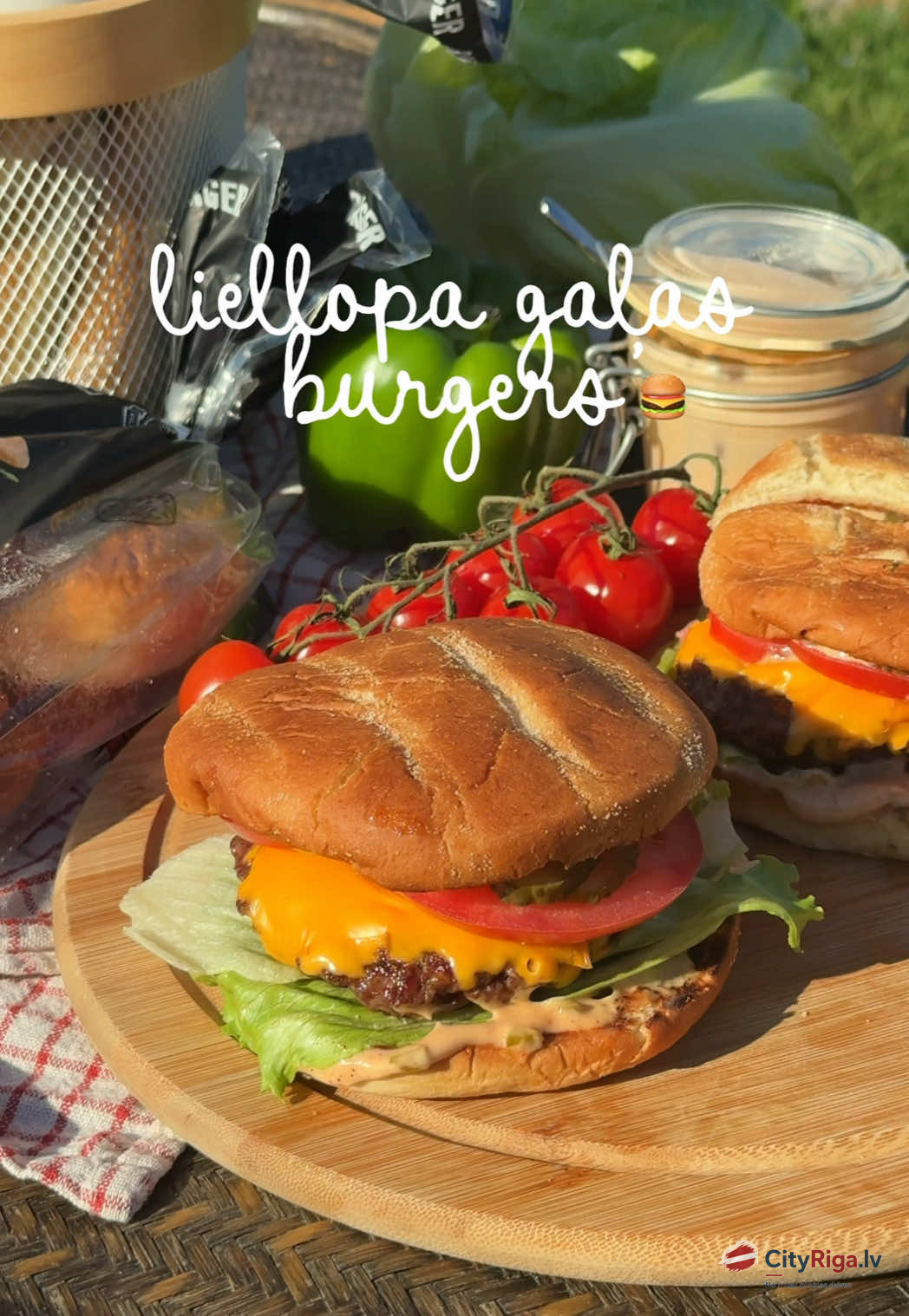 Klasisks liellopa burgers ar kartupeļu maizītēm