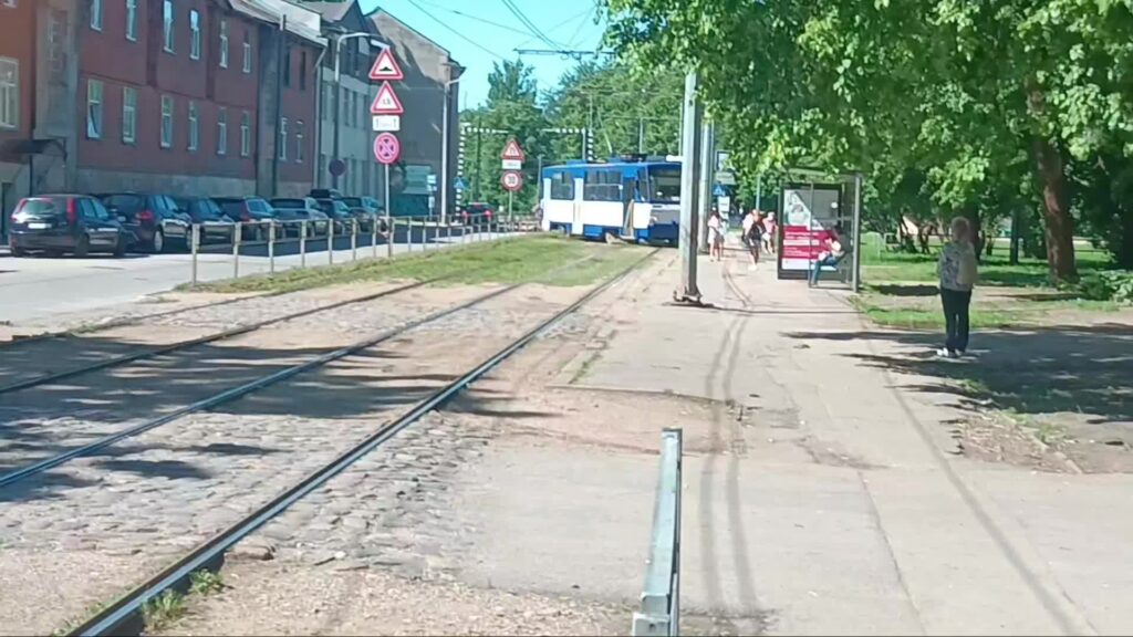 Tramvaja kustību Rīgā apturēja ceļu satiksmes negadījums