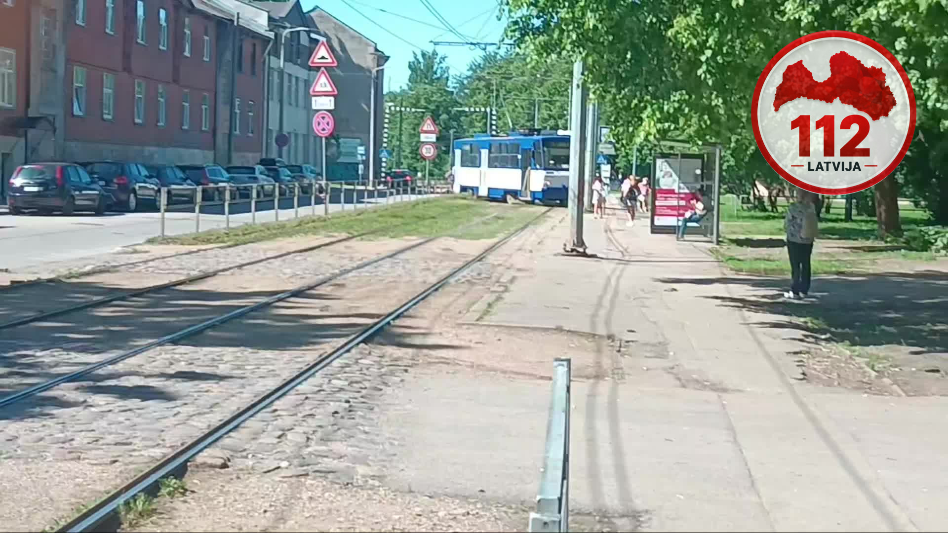 Tramvaja kustību Rīgā apturēja ceļu satiksmes negadījums