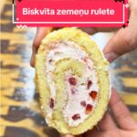 Biskvīta rulete ar svaigām zemenēm