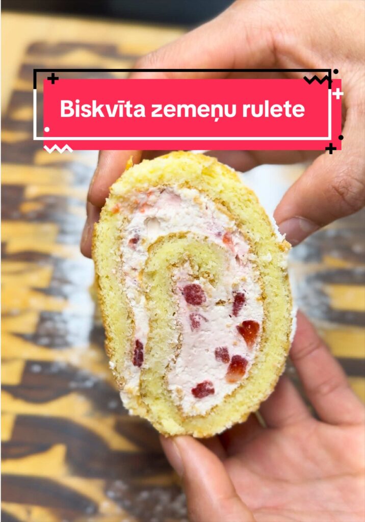 Biskvīta rulete ar svaigām zemenēm