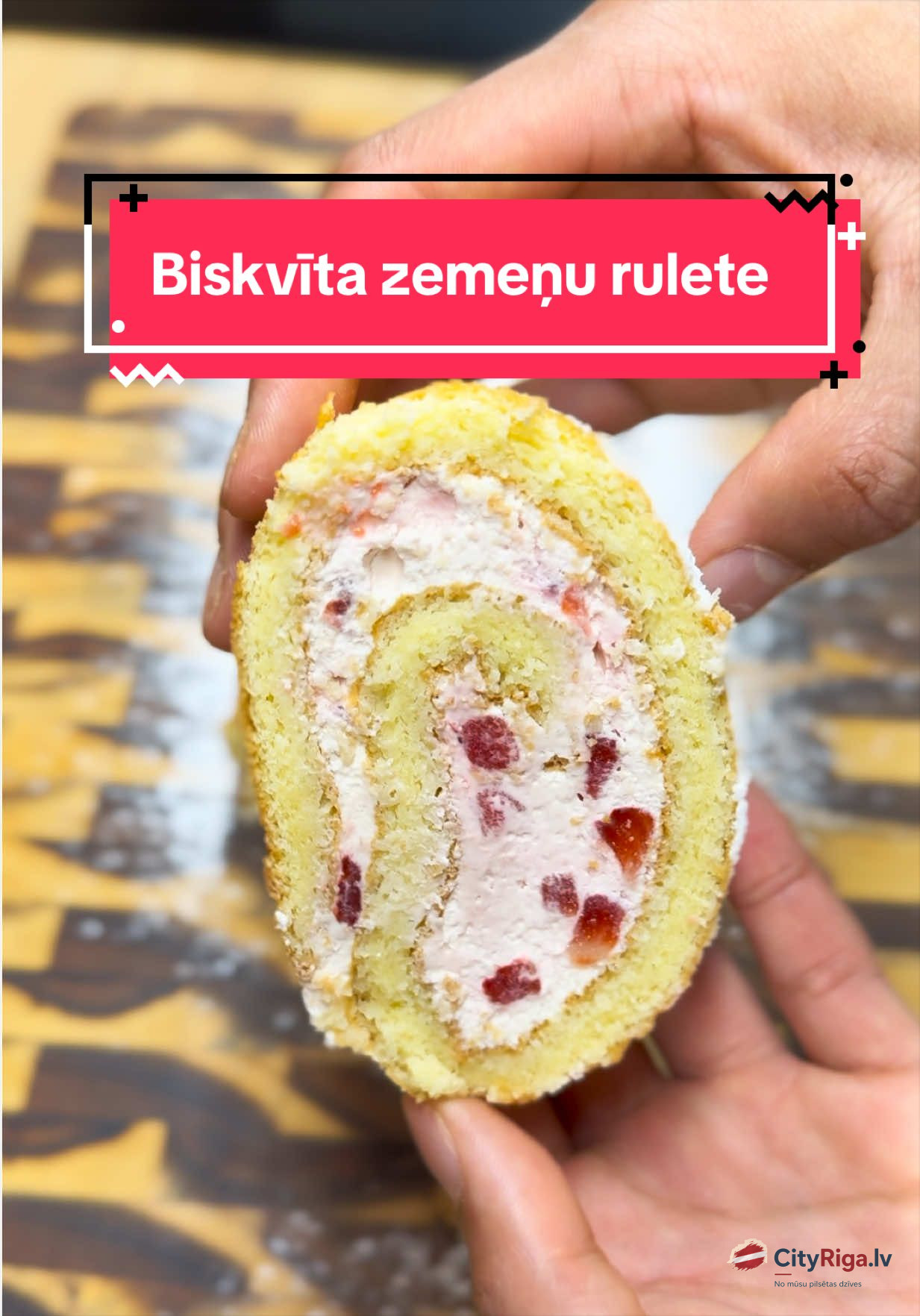 Biskvīta rulete ar svaigām zemenēm