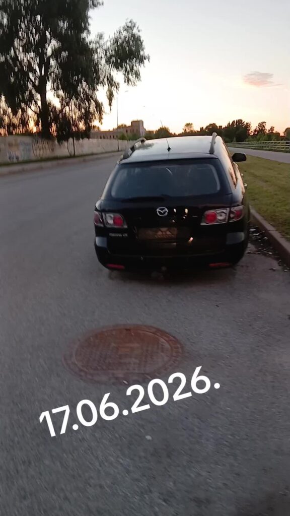 Auto ir. Riteņa nav.