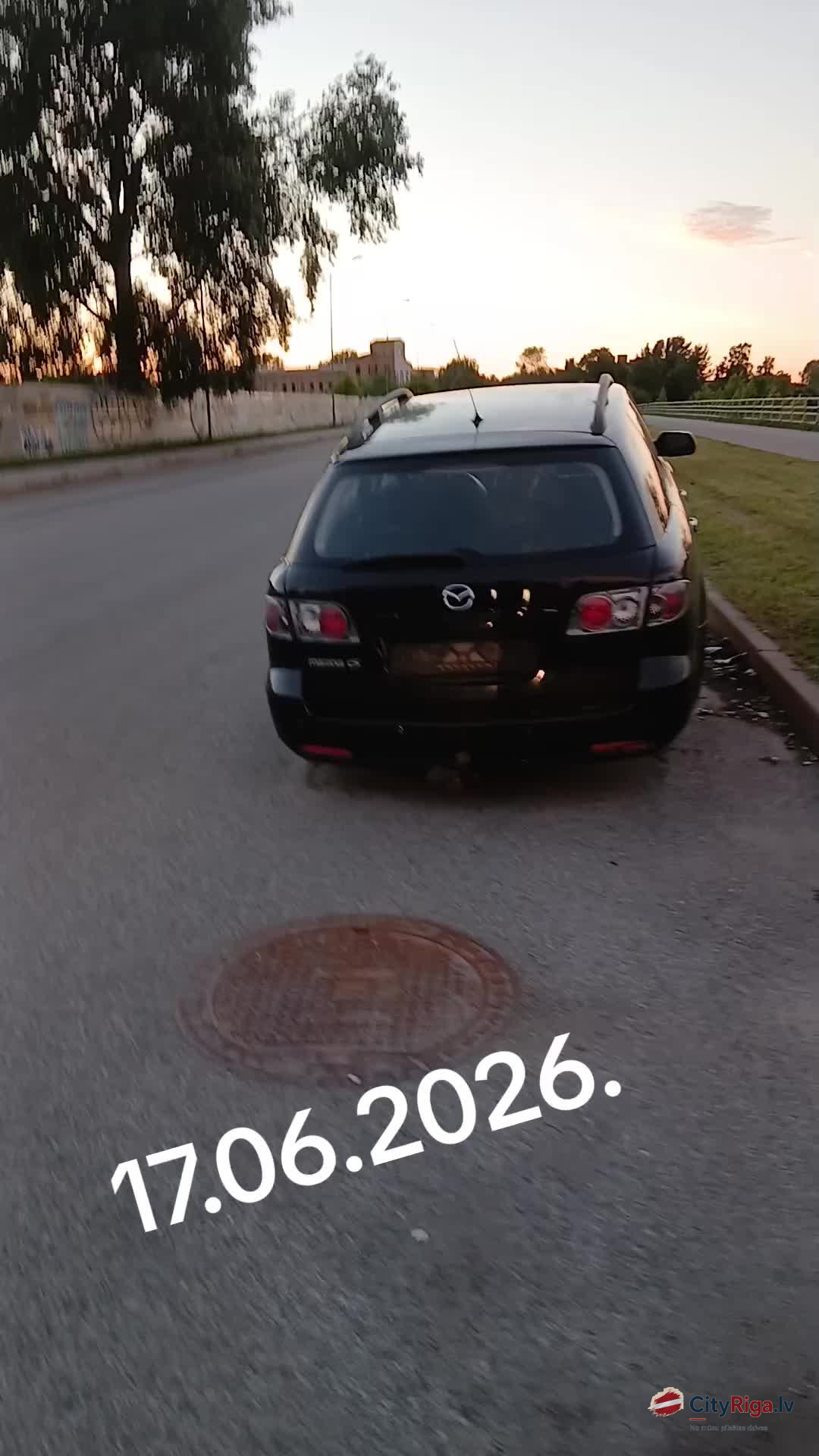 Auto ir. Riteņa nav.