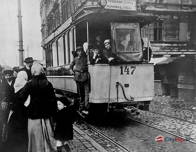 Rīgas tramvaja maršrutā. 1910. gadu beigas.