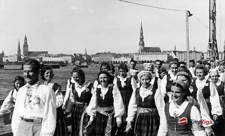 1938. gada jūnijs. Dziesmu svētku dalībnieki uz Zemgales tilta