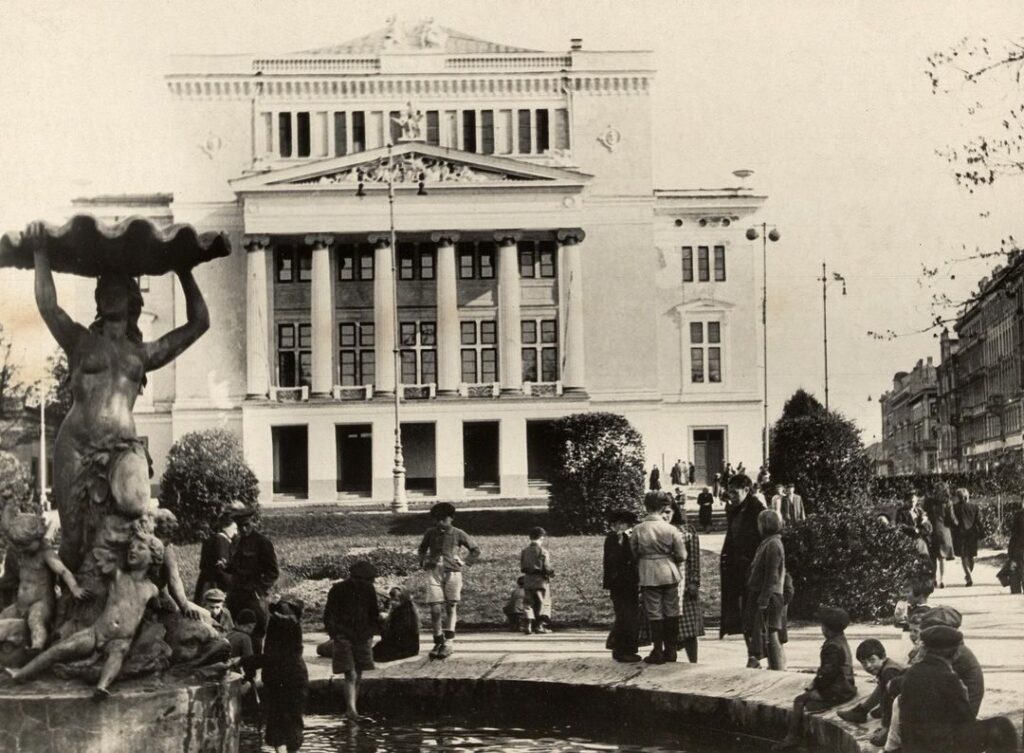 1940. gadu beigas. Pie strūklakas Operas skvērā.