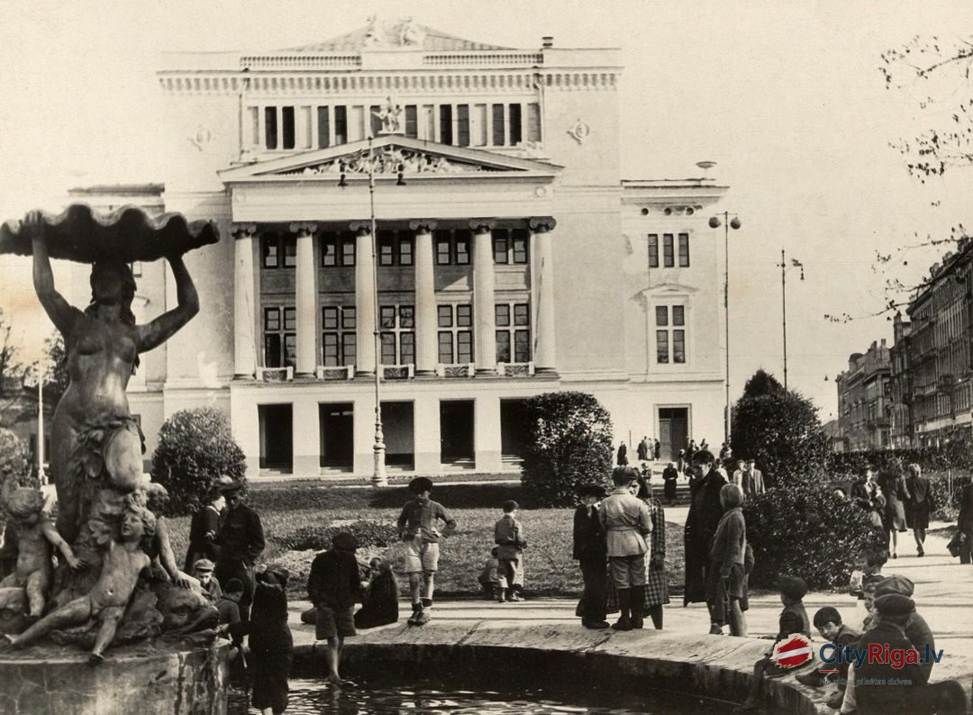 1940. gadu beigas. Pie strūklakas Operas skvērā.