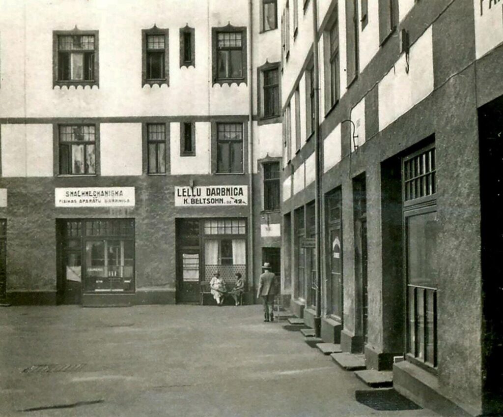 1930. gads. Ozoliņa nama pagalmā Brīvības ielā 88. Ēka uzcelta 1908. gadā.