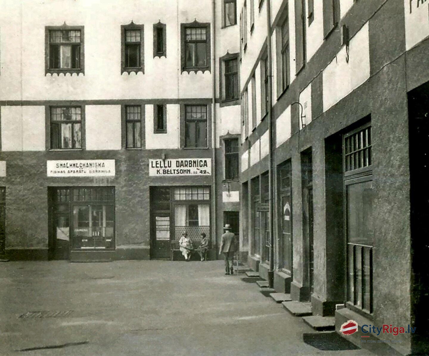 1930. gads. Ozoliņa nama pagalmā Brīvības ielā 88. Ēka uzcelta 1908. gadā.