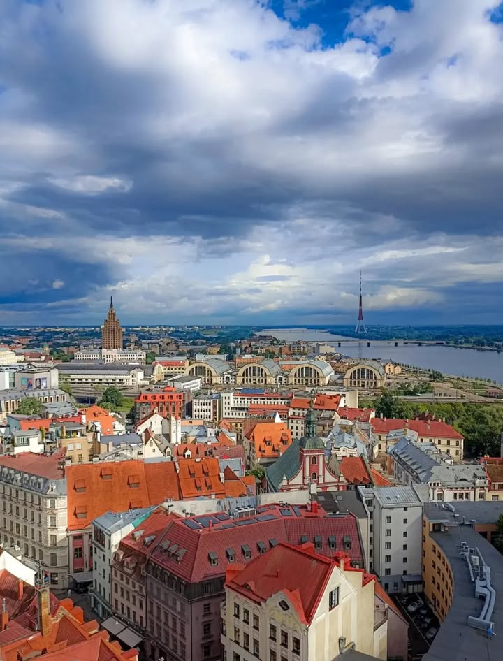 🏙️ Rīga no augšas — pilsēta starp Vecrīgas jumtiem un Daugavu ❤️