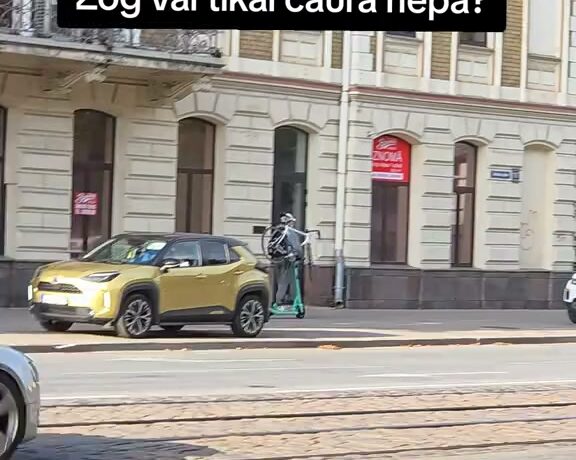 Kad nevar izvēlēties — braukt ar skrejriteni vai velosipēdu