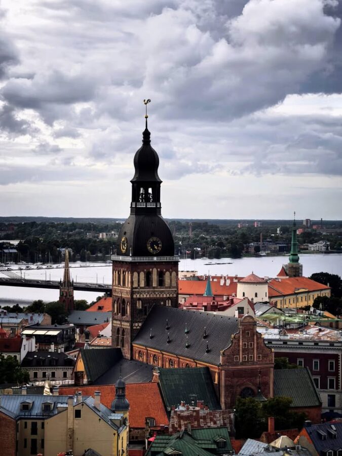 🏙️ Rīga no augšas — pilsēta, kuru var atpazīt pēc torņiem. ❤️