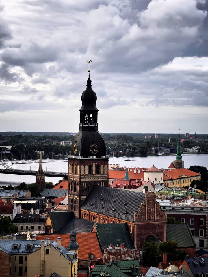 🏙️ Rīga no augšas — pilsēta, kuru var atpazīt pēc torņiem. ❤️