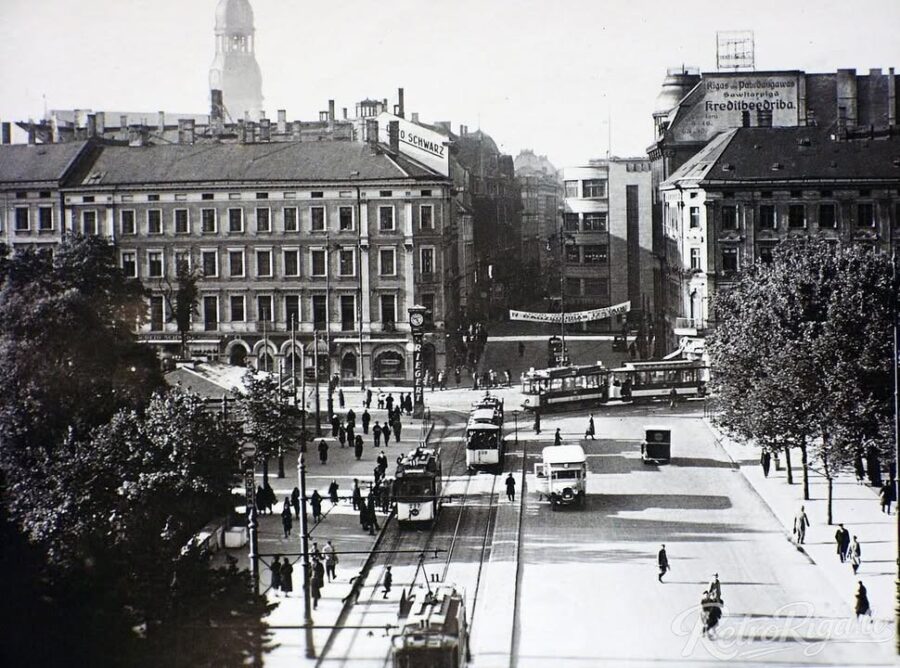 1935. gads. Skats uz Brīvības bulvāri un pieturu pie Aleksandra tilta