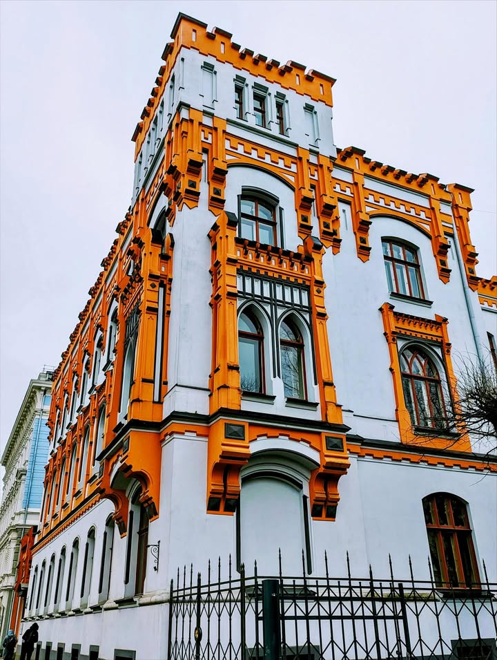 🏰 MAZĀ ĢILDE — VECRĪGAS NEOGOTIKAS PĒRLE