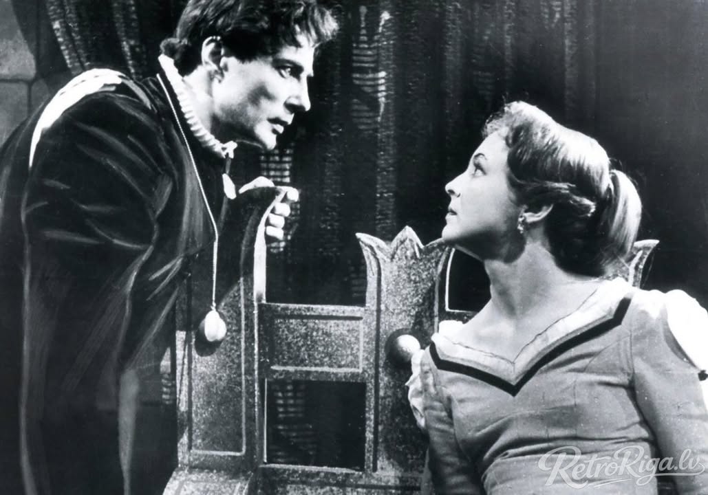 1953. gads. Vija Artmane Ofēlijas lomā un Harijs Liepiņš Hamleta lomā