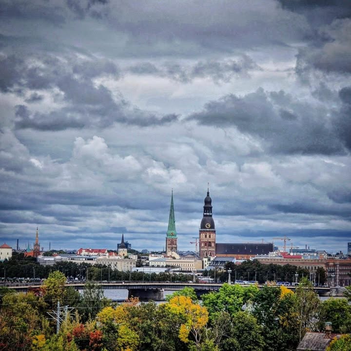 🍂 RĪGA STARP RUDENI UN DEBESĪM