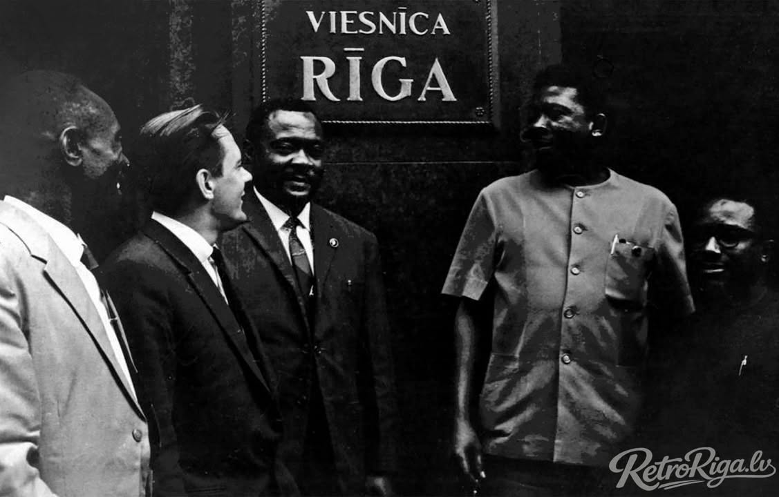 1967. gads. Viesi no Āfrikas pie viesnīcas “Rīga” ieejas