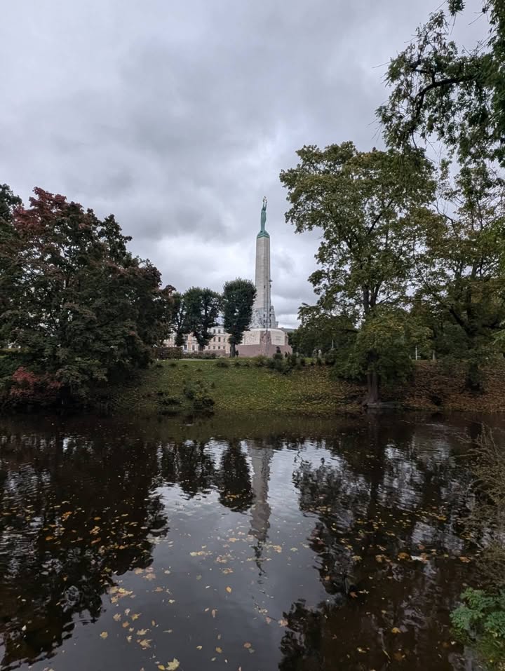 Rudens Rīgā. Pelēkas debesis, krāsainas lapas un mierīgi atspulgi pilsētas kanālā. ❤️