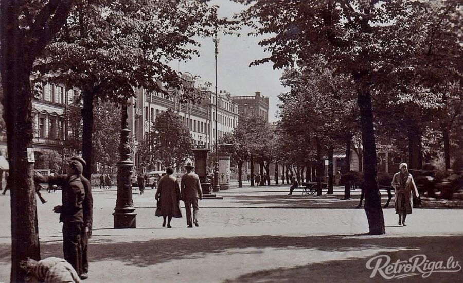 1931. gads. Skats uz Raiņa bulvāri pie krustojuma ar Brīvības bulvāri