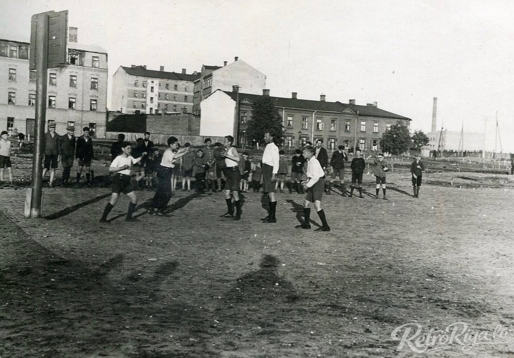 1928. gads. Basketbola spēle laukumā Grīziņkalnā