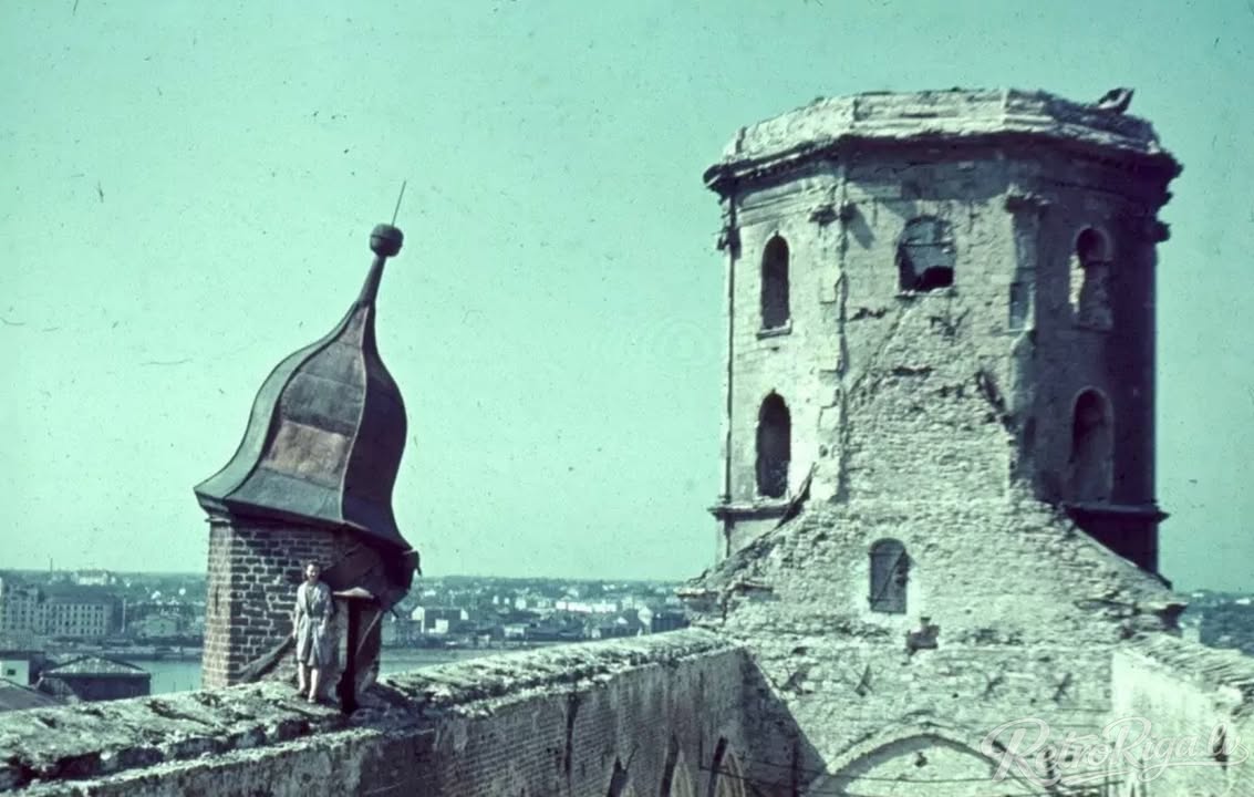 Uz nopostītās Svētā Pētera baznīcas jumta. 1950. gadi